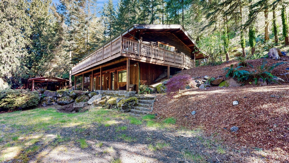 Kalama House | Renovated, dog-friendly lodge with river view, kayaks, great deck & firepit
