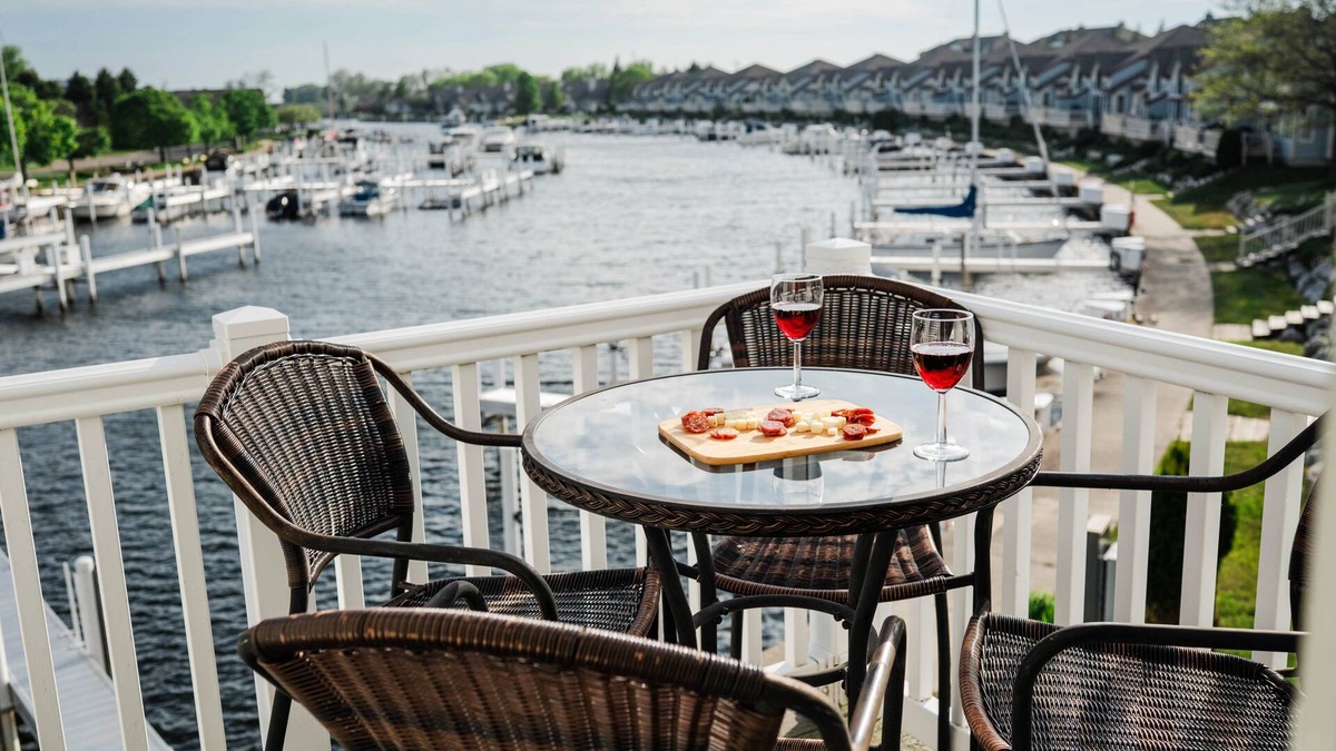 Manistee Condo | Renovated Dog-Friendly Waterfront Condo