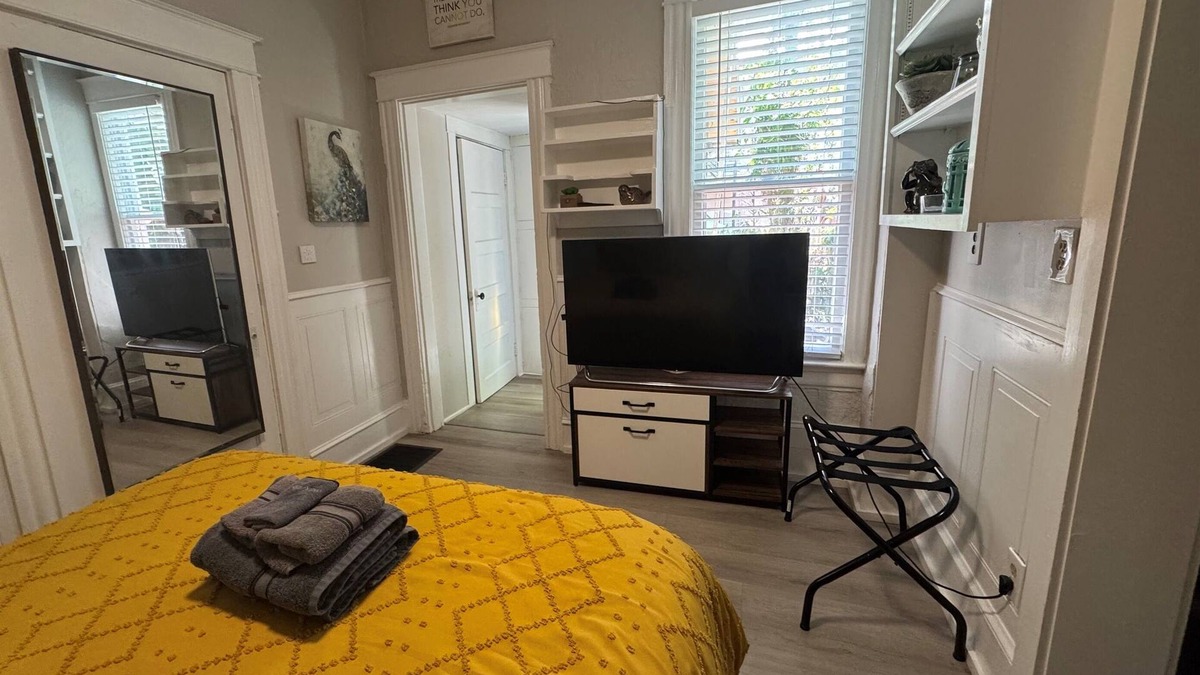 South Eola Apartment | Renovated Downtown Private Efficiency Lake Eola