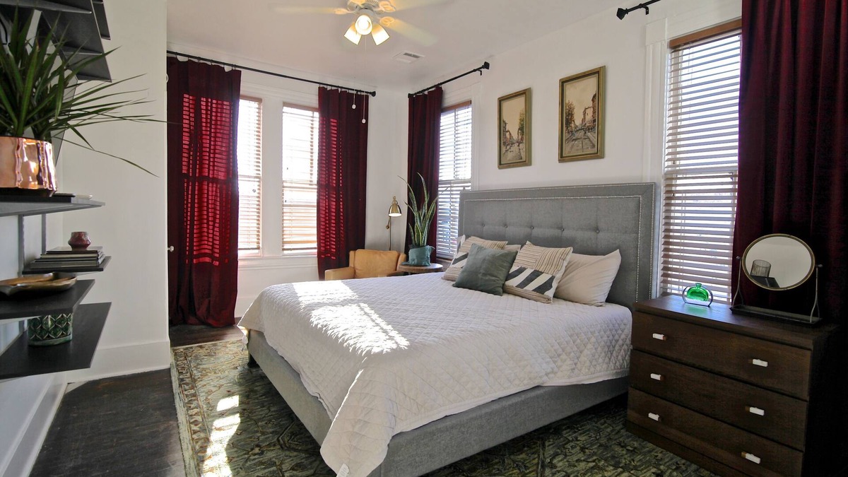 East Downtown Houston Apartment | Renovated EaDo Flat, walk to GRB, bars, stadium-above restaurant & bar adjacent