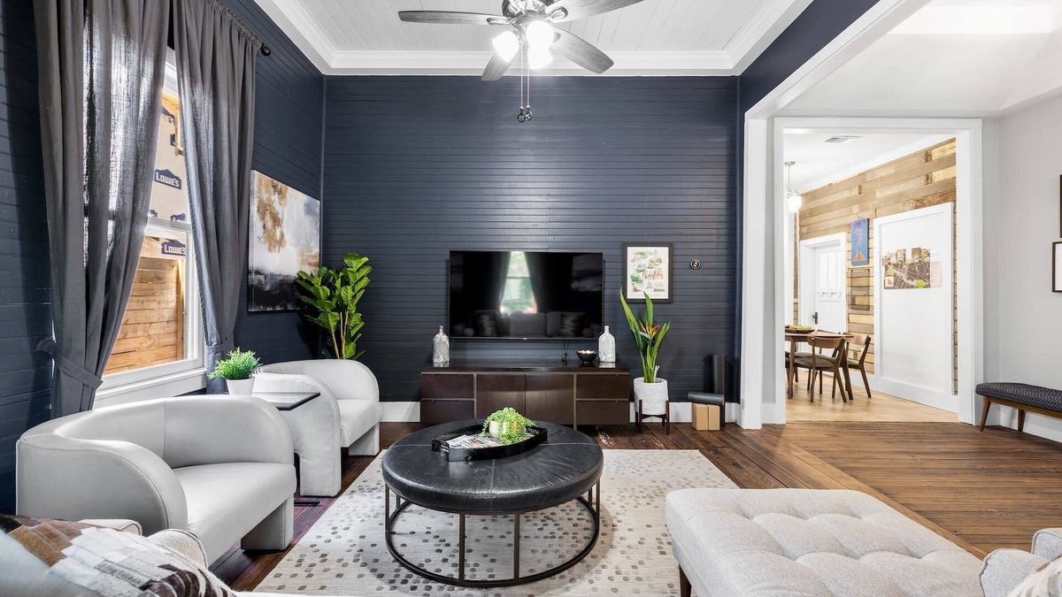 East Cesar Chavez House | Renovated Eastside Bungalow + Walk to Rainey - Scarlett