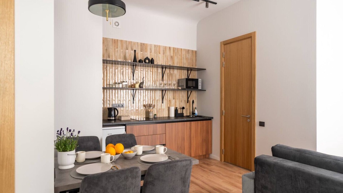 Avoti Apartment | Renovated family 1BR + Sofa Top Eats Next Door