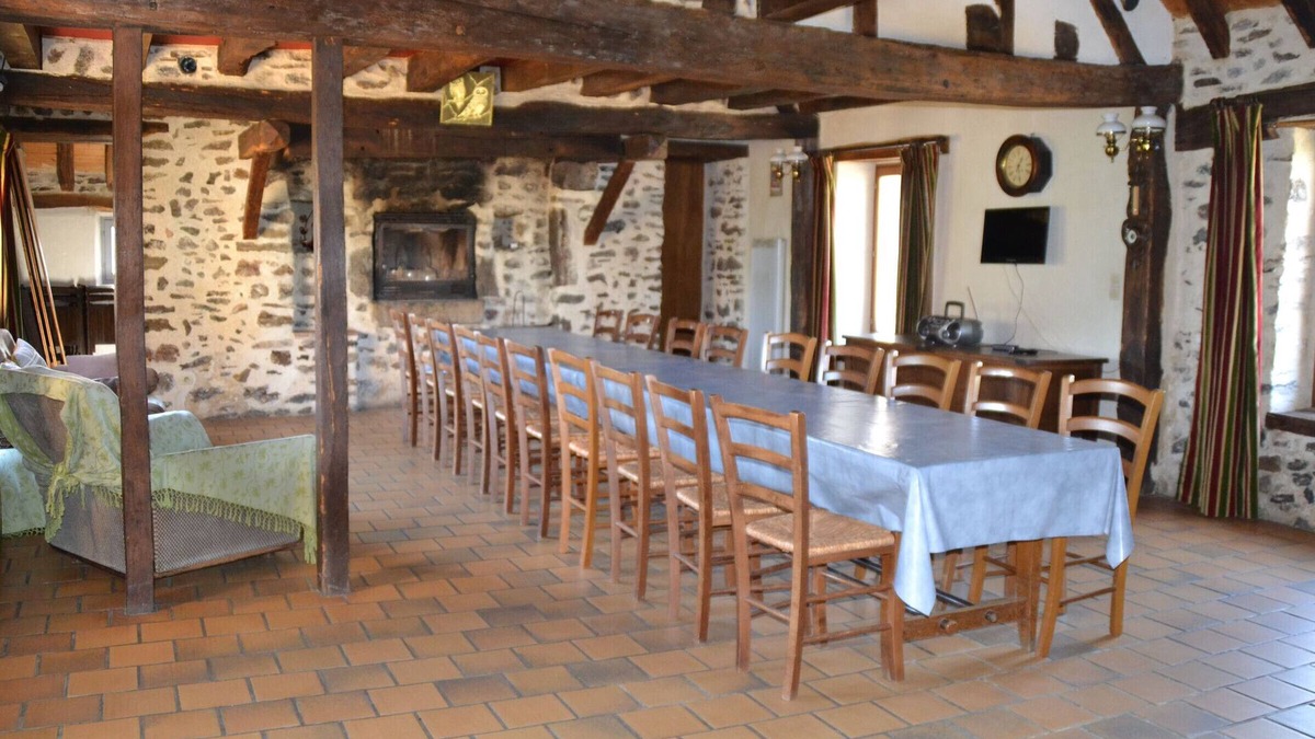 Monce-en-Belin Cottage | Renovated Farmhouse near 24H Le Mans with Large Yard & Volleyball Court
