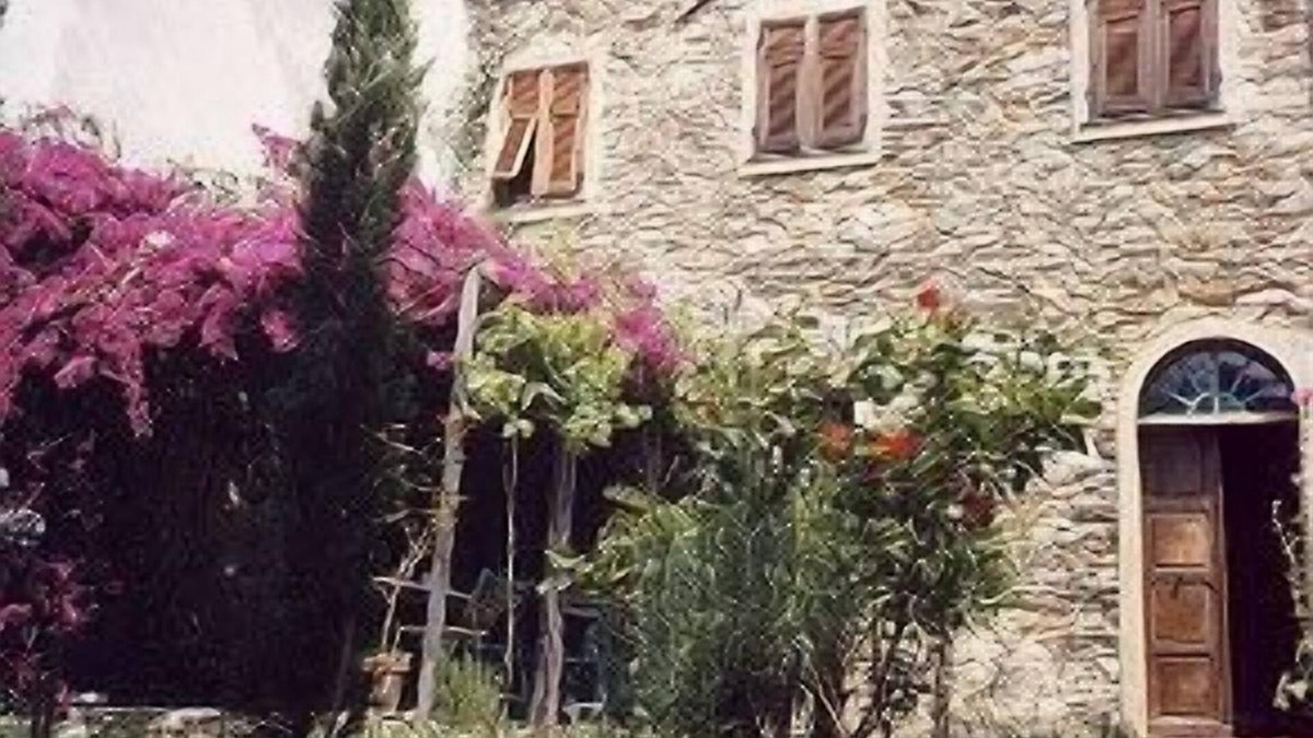 Briffi House | Renovated farmhouse in Liguria not far from the sea