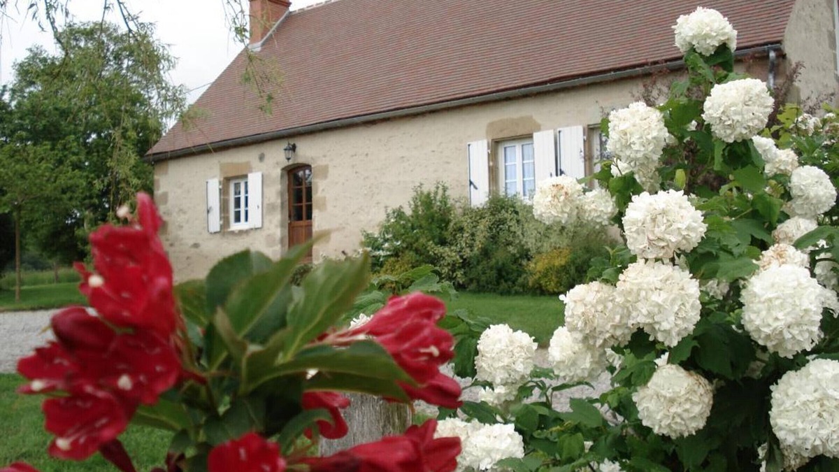 Deux-Chaises Cottage | Renovated farmhouse, countryside, fireplace, private pond, garden, parking, internet