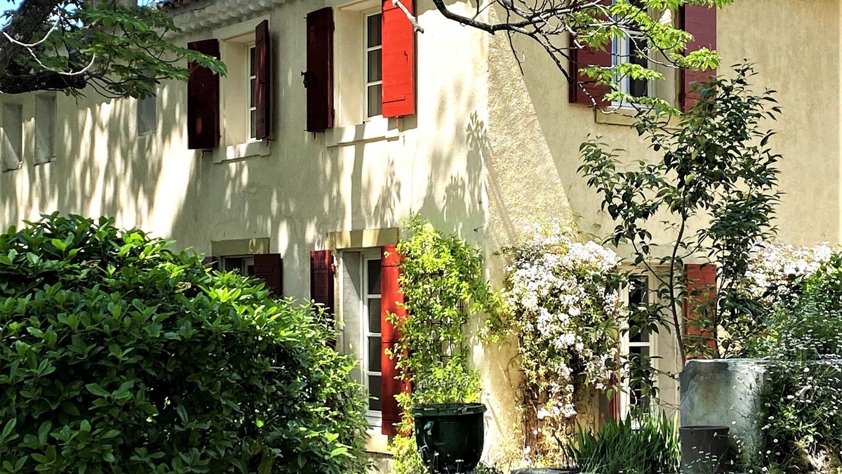 Cairanne House | Renovated farmhouse on a wine-growing estate, Ventoux view, near Avignon