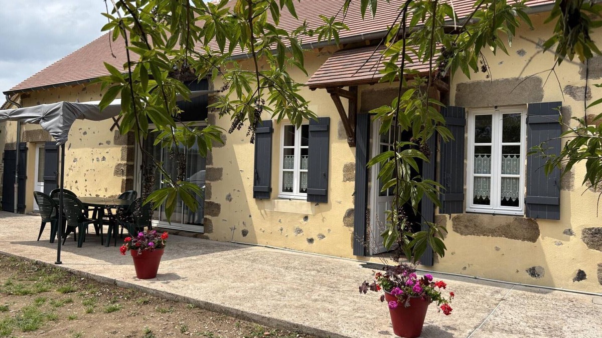 Bourbon-l'Archambault Cottage | Renovated farmhouse with enclosed garden, pets allowed, WiFi and parking