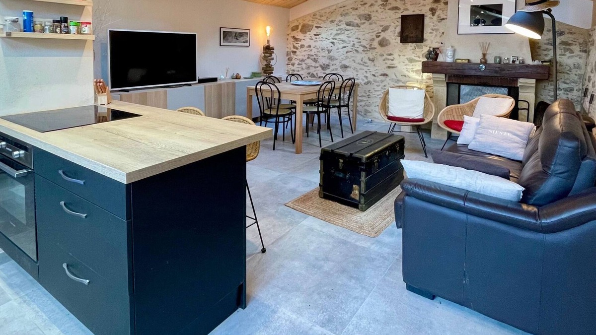 Brem Sur Mer House | Renovated house, artist loft, Brem Sur Mer, 3 pers, WIFI