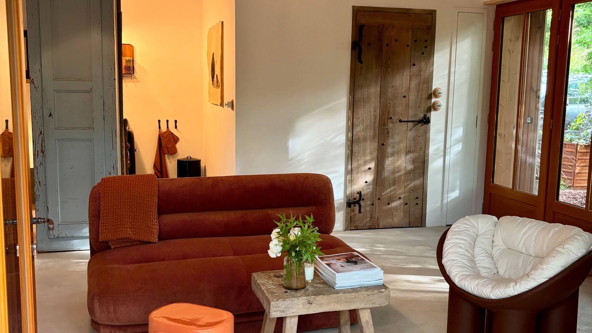 Couze-et-Saint-Front House | Renovated barn in the trees with terrace on stilts surrounded by vegetation