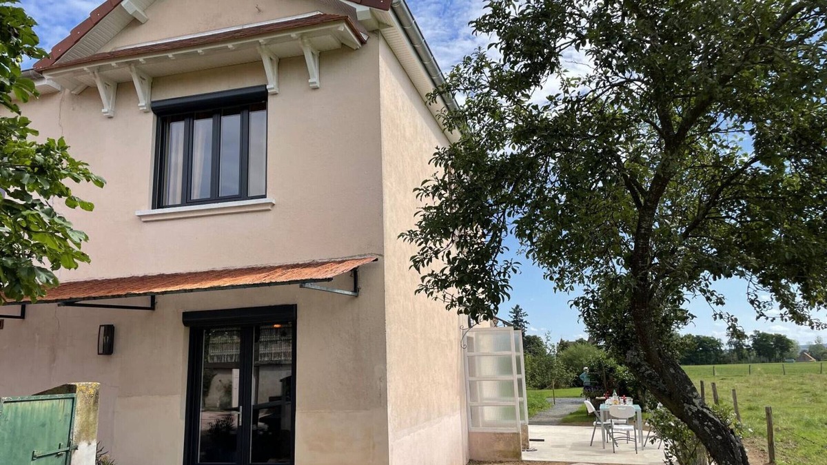 Pierrefitte-sur-Loire Cottage | Renovated cottage with garden and BBQ, near Le PAL park