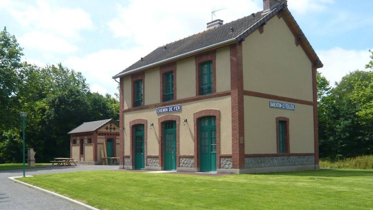 Saint-Cyr-du-Bailleul Cottage | Renovated station house, perfect for hiking, pets allowed, near Greenway