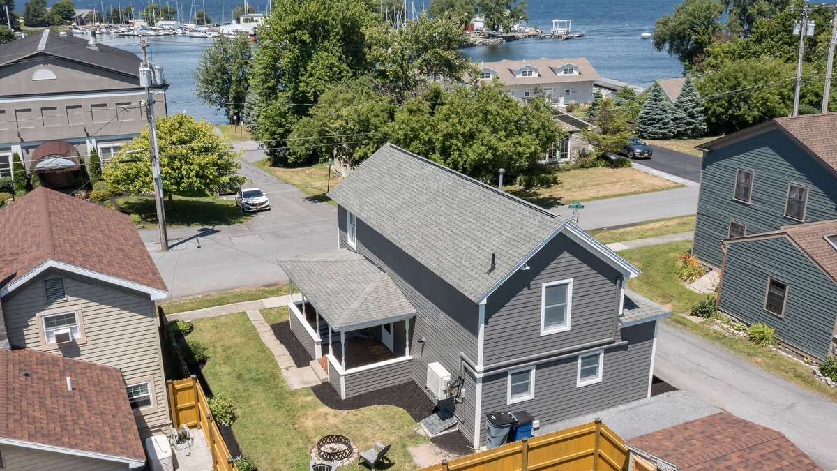 Sackets Harbor House | Renovated home with lake views in ❤️ of Sackets!