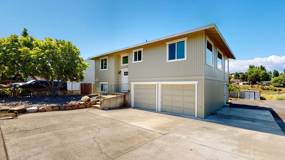 The Dalles House | Renovated home with panoramic river view, patio & AC