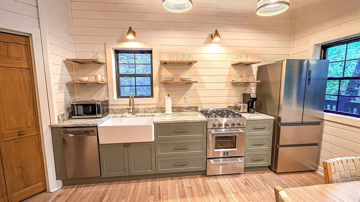 Bear Den Cabin | Renovated! Hot Tub! Cabin #2 Right off the BRPW!
