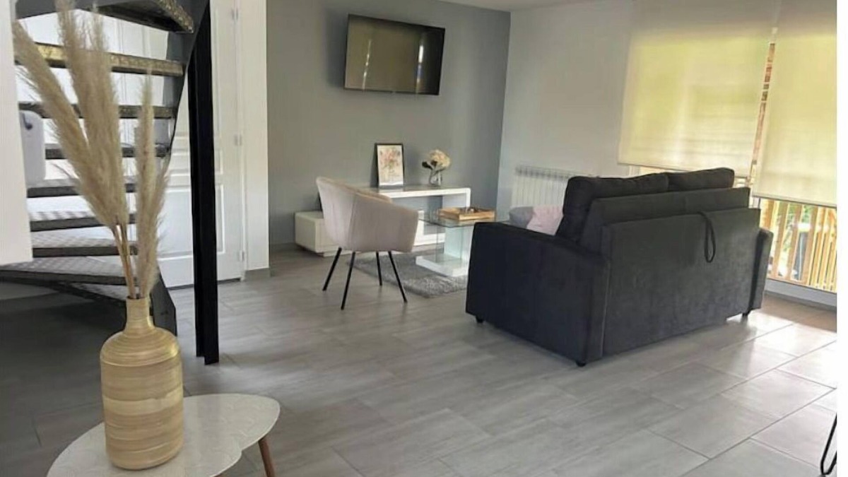 Digoin House | Renovated house with covered terrace and garden