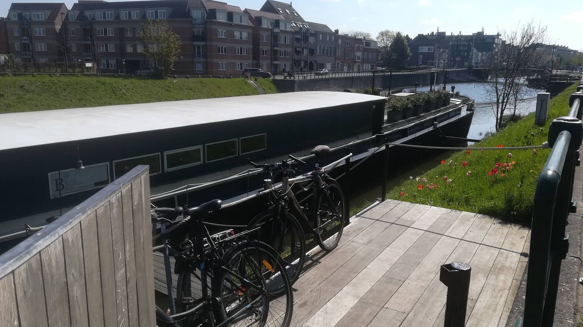 Rooigem Boat Rental | Renovated Houseboat in the Center of Ghent (Captain's Room)