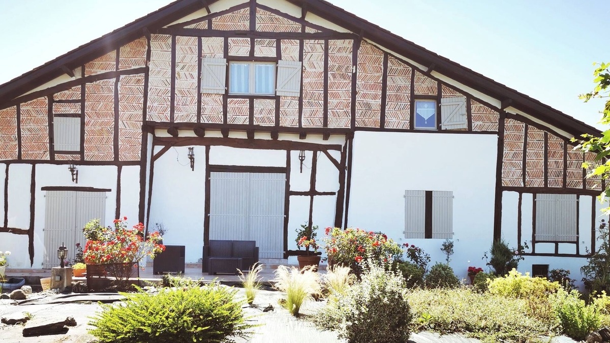 Pouillon House | Renovated Landes farmhouse overlooking the Pyrenees, near Dax & the ocean