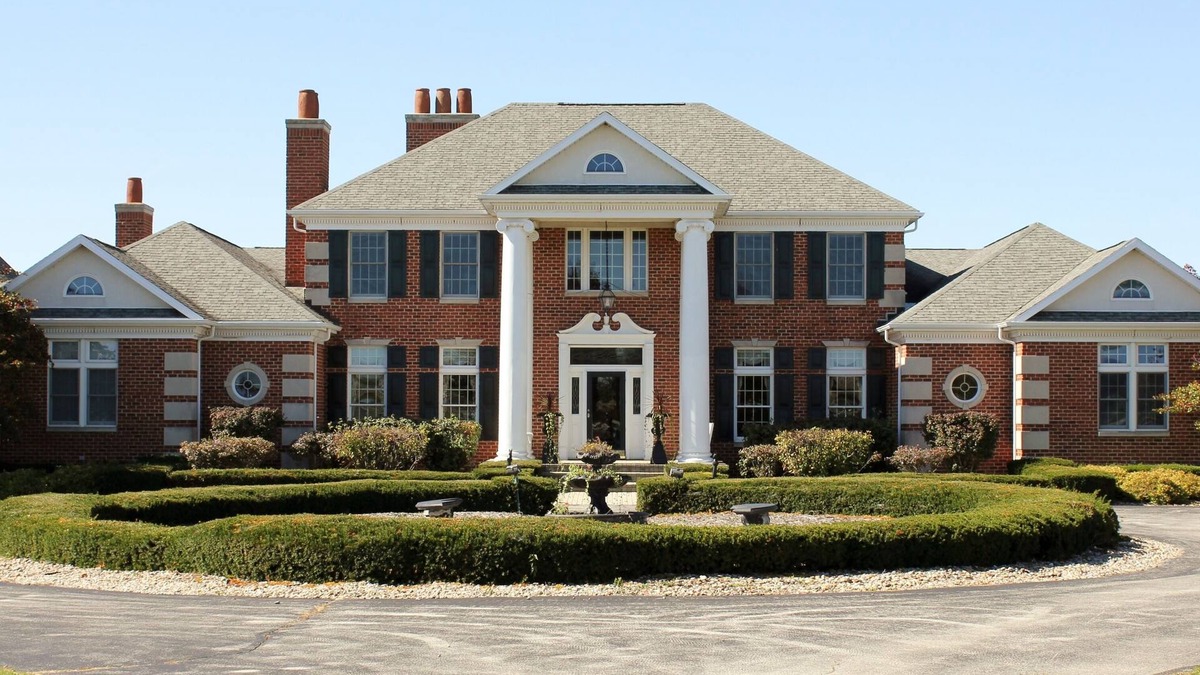 Bourbonnais Villa | Renovated luxury villa with 7 bedrooms 5 bathrooms. Located on 40 acres of land.
