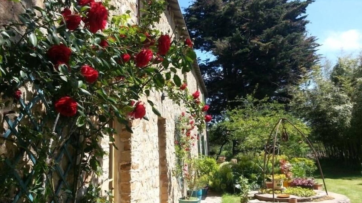Saint-Pere-en-Retz Cottage | Renovated Master House, Quiet Countryside, Modern Comforts, Near Beaches and Nantes Attractions