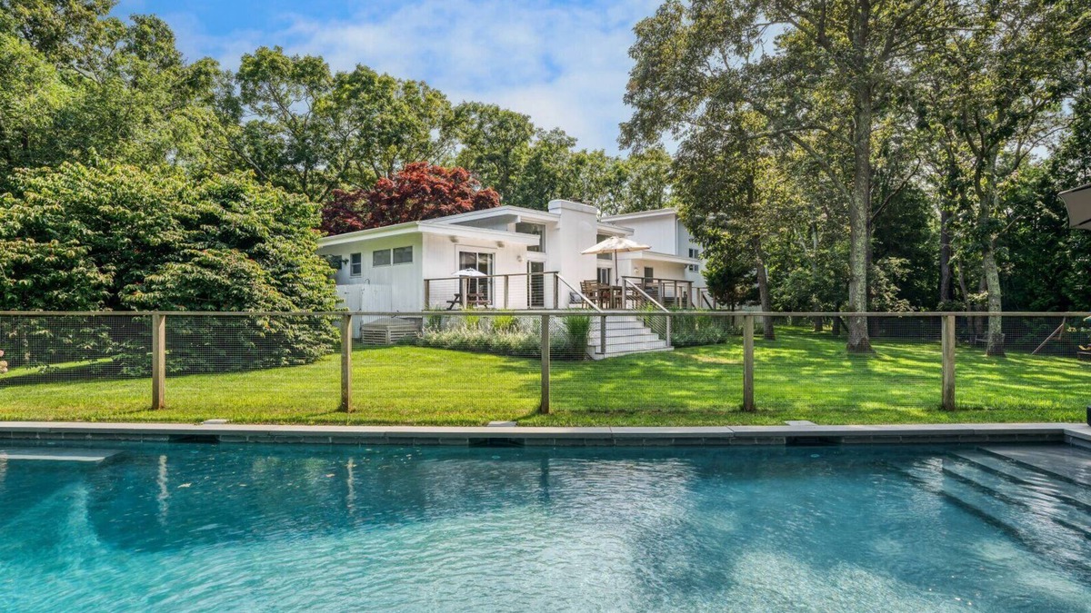 Village of East Hampton House | Renovated modern mid-century ranch, polished landscaping, heated saltwater.