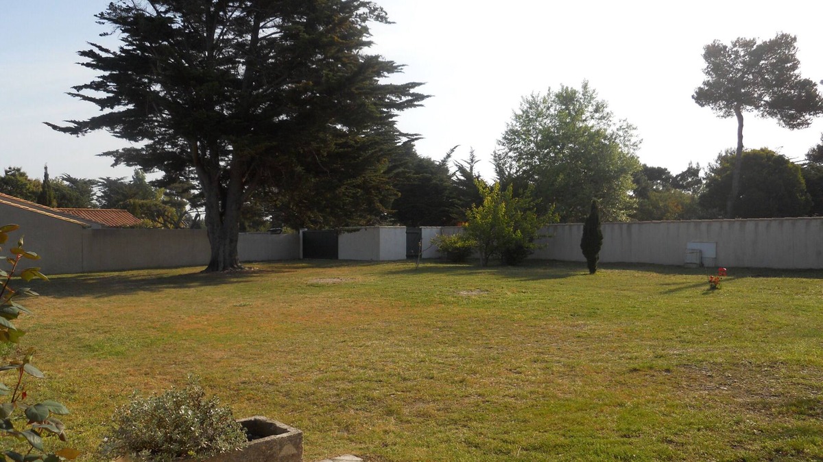 Les Portes-en-Re House | Renovated night club