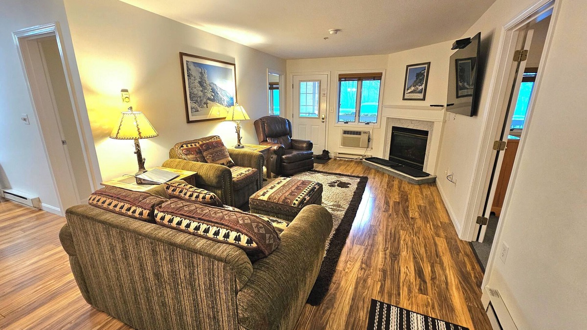 Lincoln Condo | Renovated Nordic Inn Condo-Walk to Town/Loon 1 Mile/Pools/Hot Tb/Gm Rm/Fit Ctr.