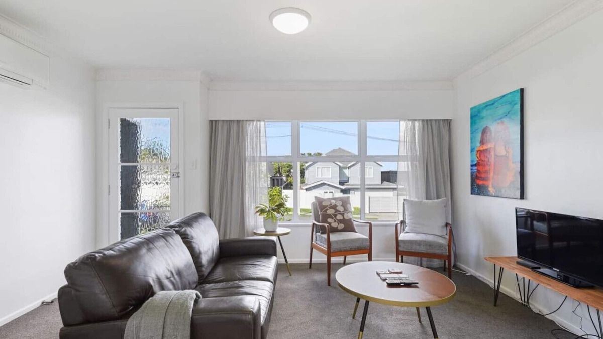 Takapuna Apartment | Renovated Takapuna 2BR Apt | Parking & Skytower