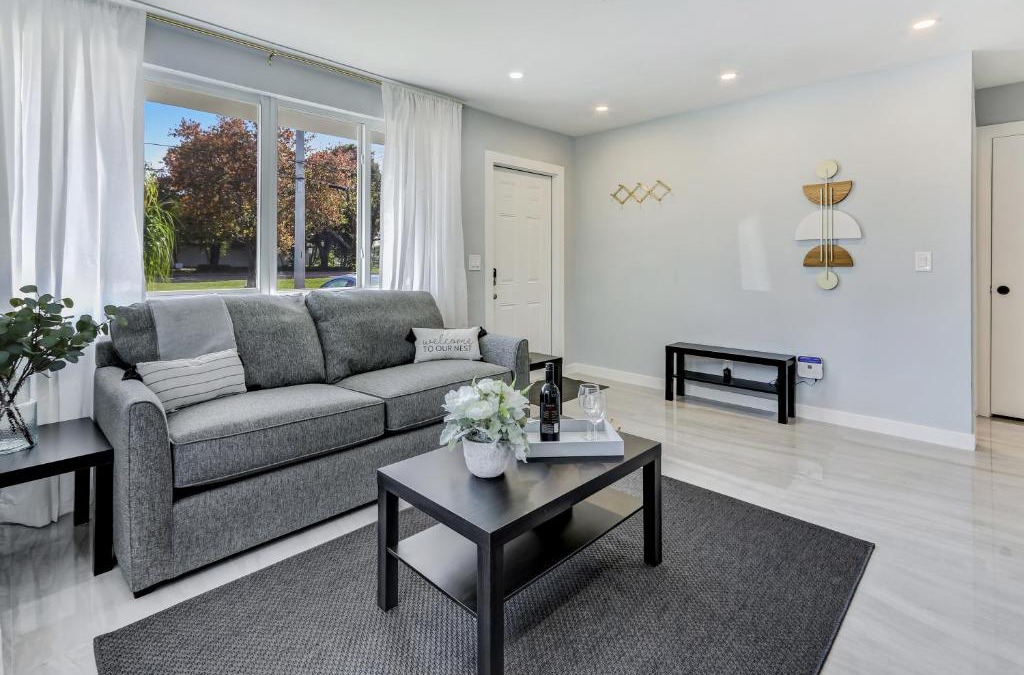 Hallandale Beach House | Renovated professional design, grill lake view!