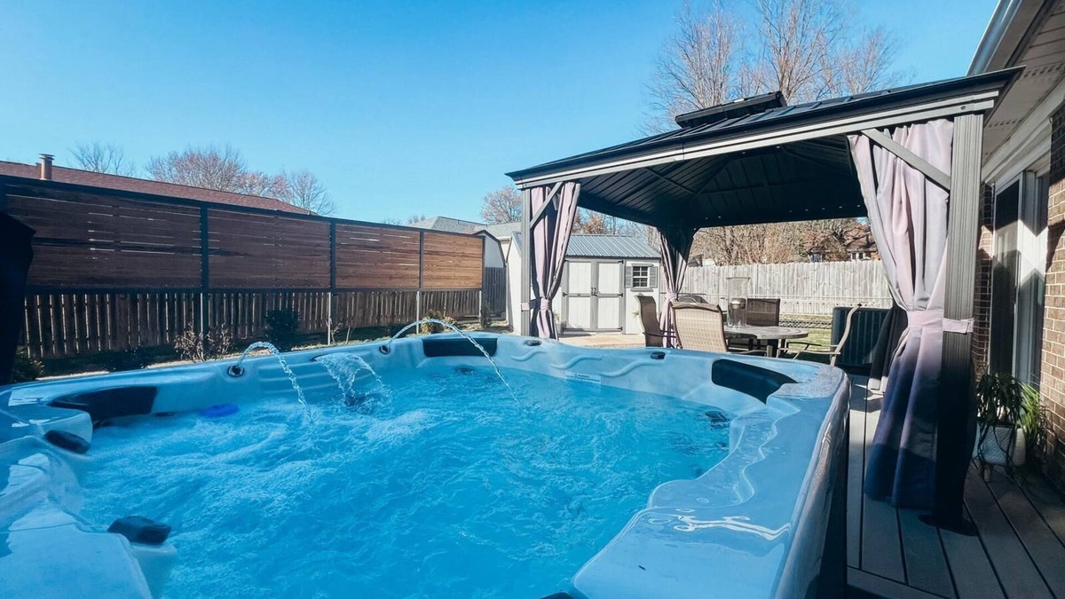 Newburgh House | Renovated Ranch: 3BDRM 2BATH with King Bed, En-Suite, Sleeps 6, Hot Tub & more!
