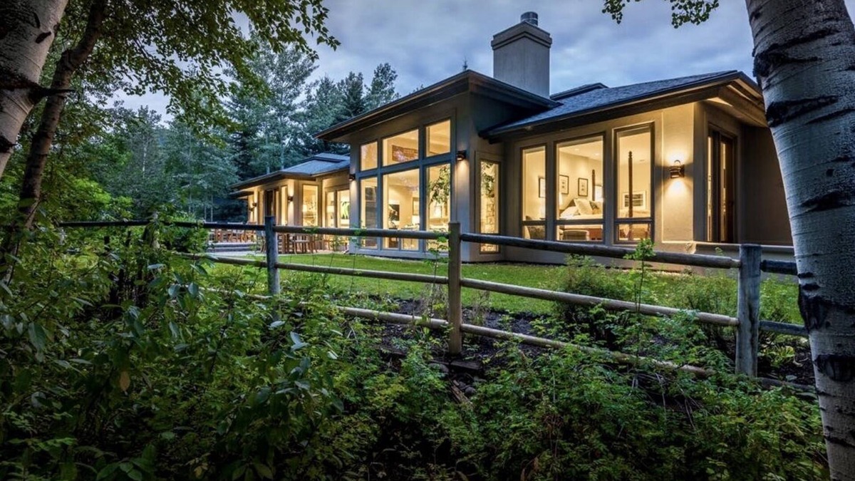 Sun Valley House | Renovated, refined, immaculate single-story mountain home 2 miles south of Baldy