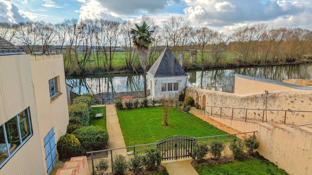 Sable-sur-Sarthe Cottage | Renovated riverside cottage for 6, near center, parking and wifi