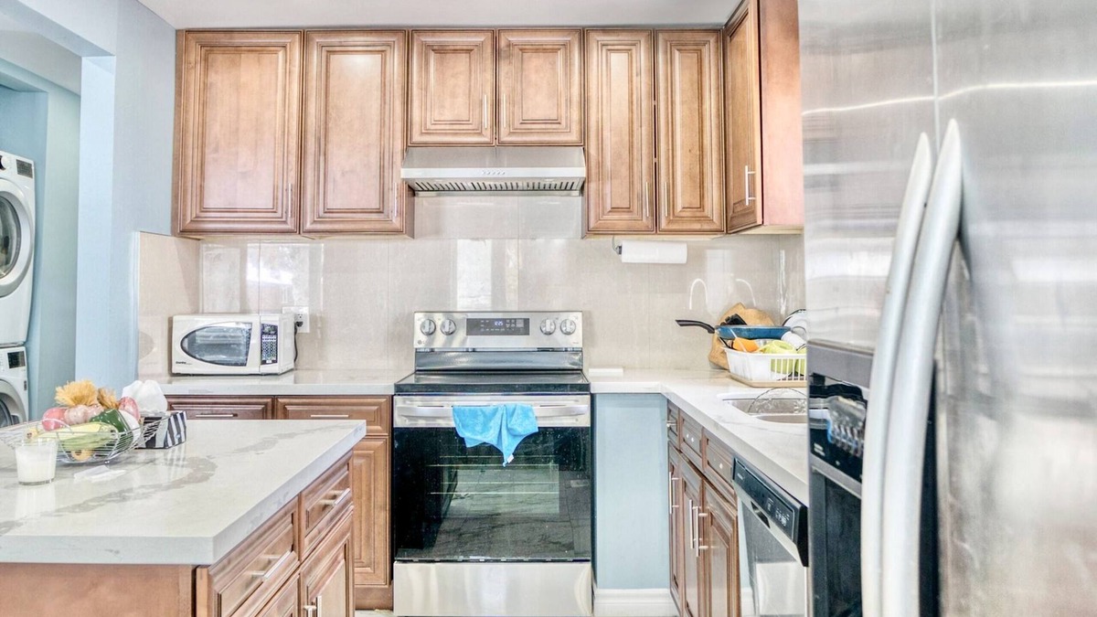 Newtonbrook House | Renovated Rooms 10-min to Finch Subway Near Yonge St