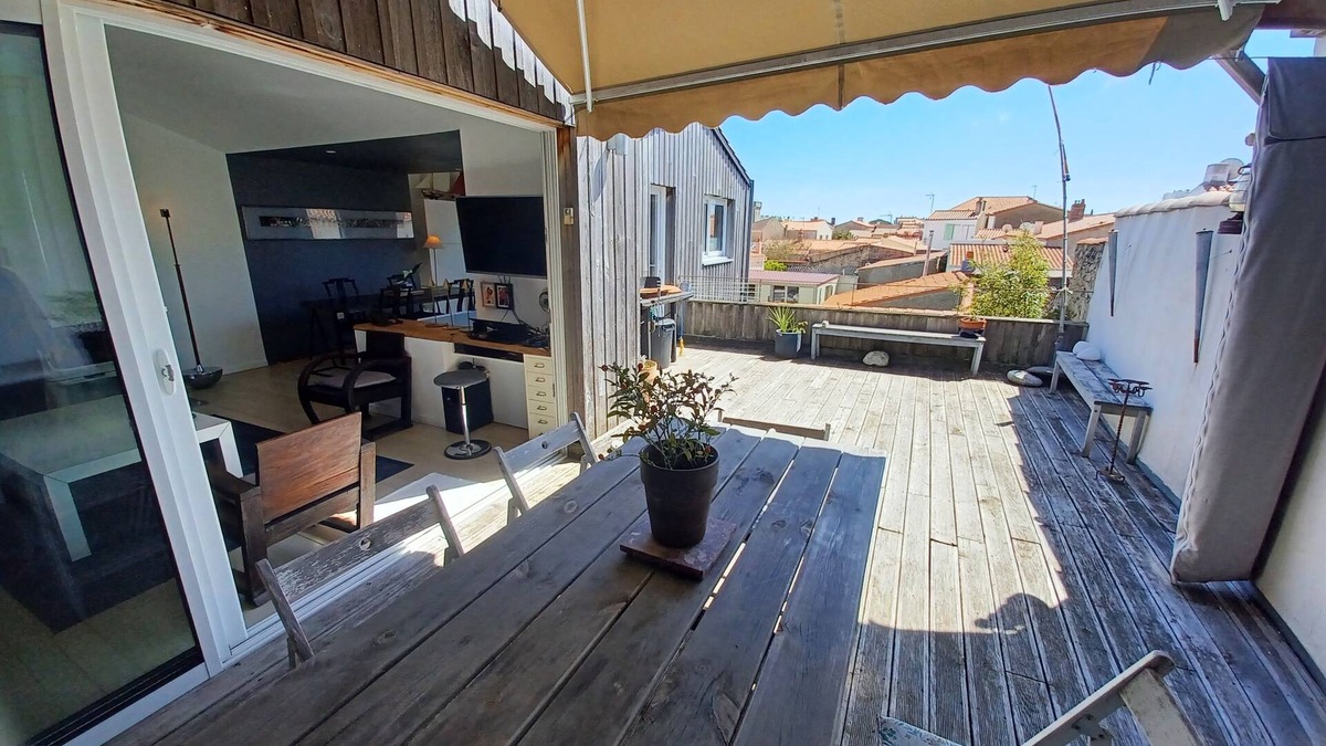 Les Sables d'Olonne House | Renovated semi-detached house 115m ², big terrace without opposite