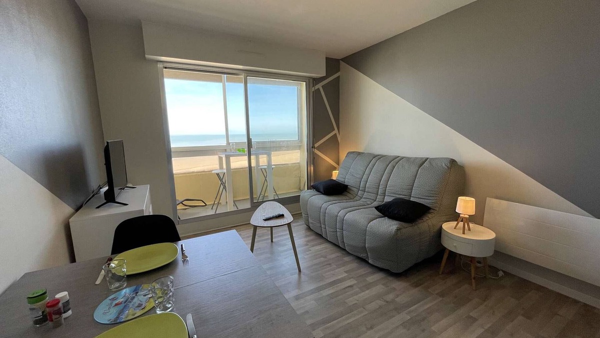 Saint-Jean-de-Monts Apartment | Renovated studio, sleeps 2, sea, shops, 6th floor, TV, balcony, pets allowed