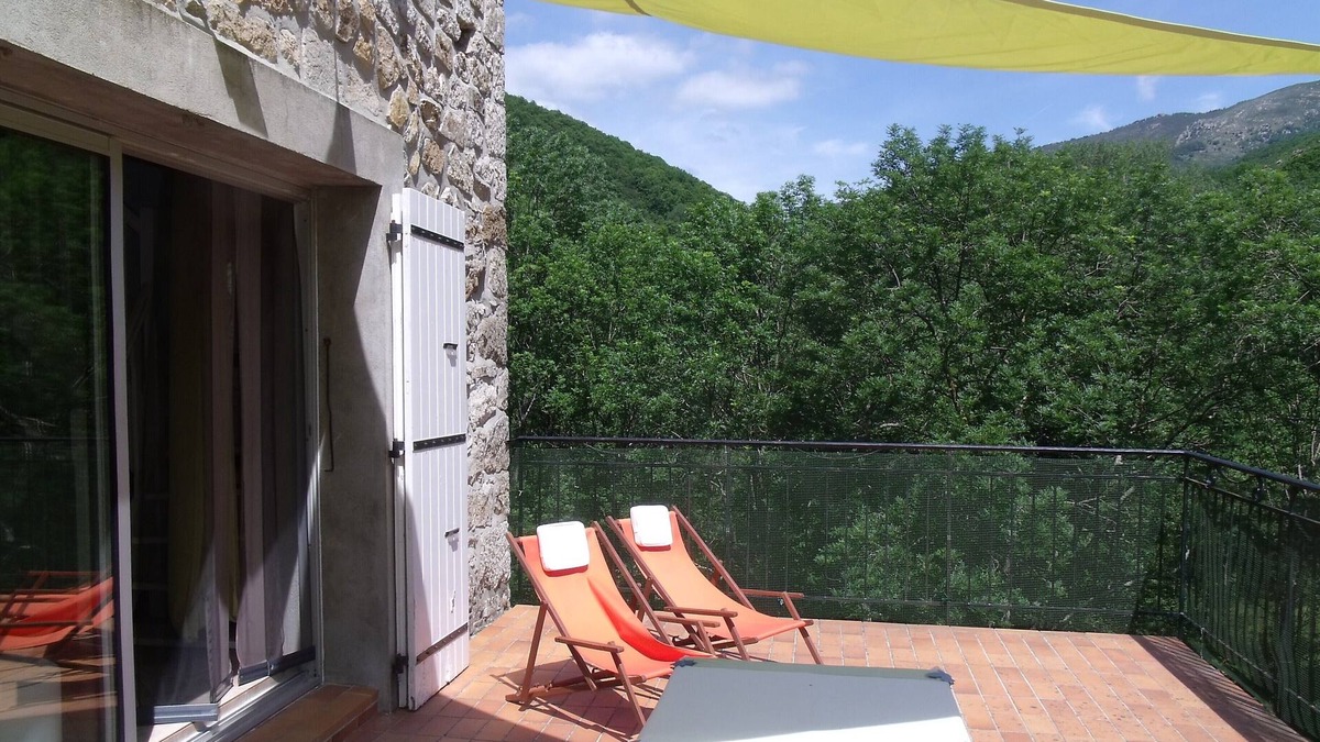Juvinas House | Renovated sheepfold in the heart of nature, with large terrace and private beach access to the river.