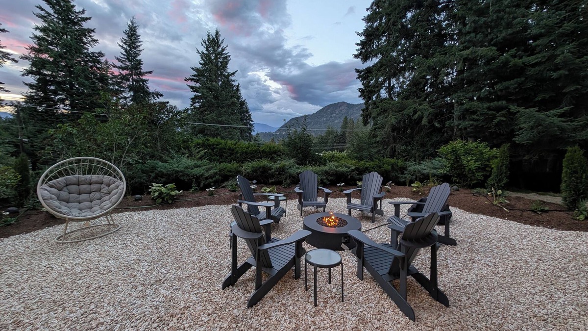 Blind Bay Cabin | Renovated Shuswap Lake Cabin in Blind Bay | Sleeps 12 | Walk to Lake & Marina