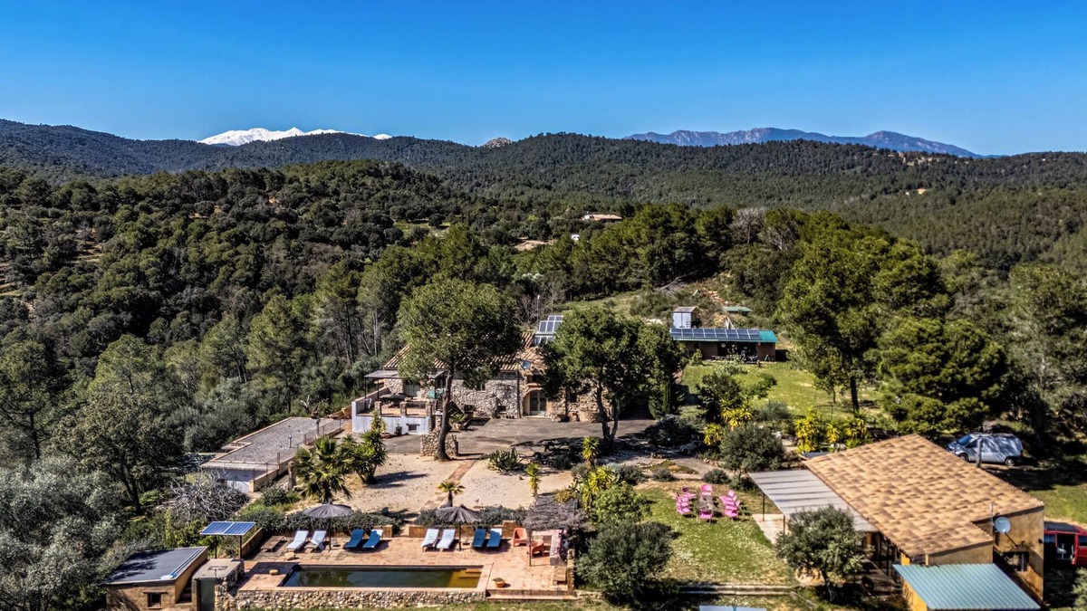 Cistella Apartment | Renovated Spanish masia with detached cottage
