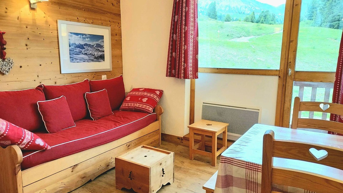 Plagne Villages Apartment | "Renovated Studio-Cabin with South-Facing Balcony, Ski-In/Ski-Out, Close to Shops"