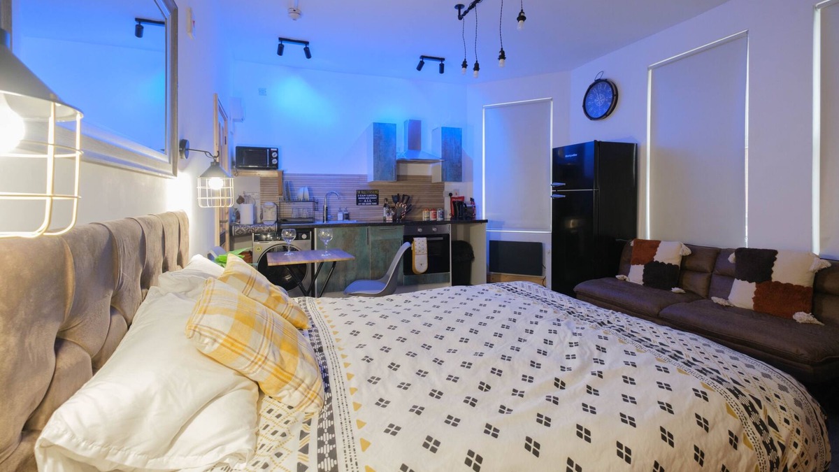 Leeds Apartment | Renovated Studio - Free Parking - Great Location