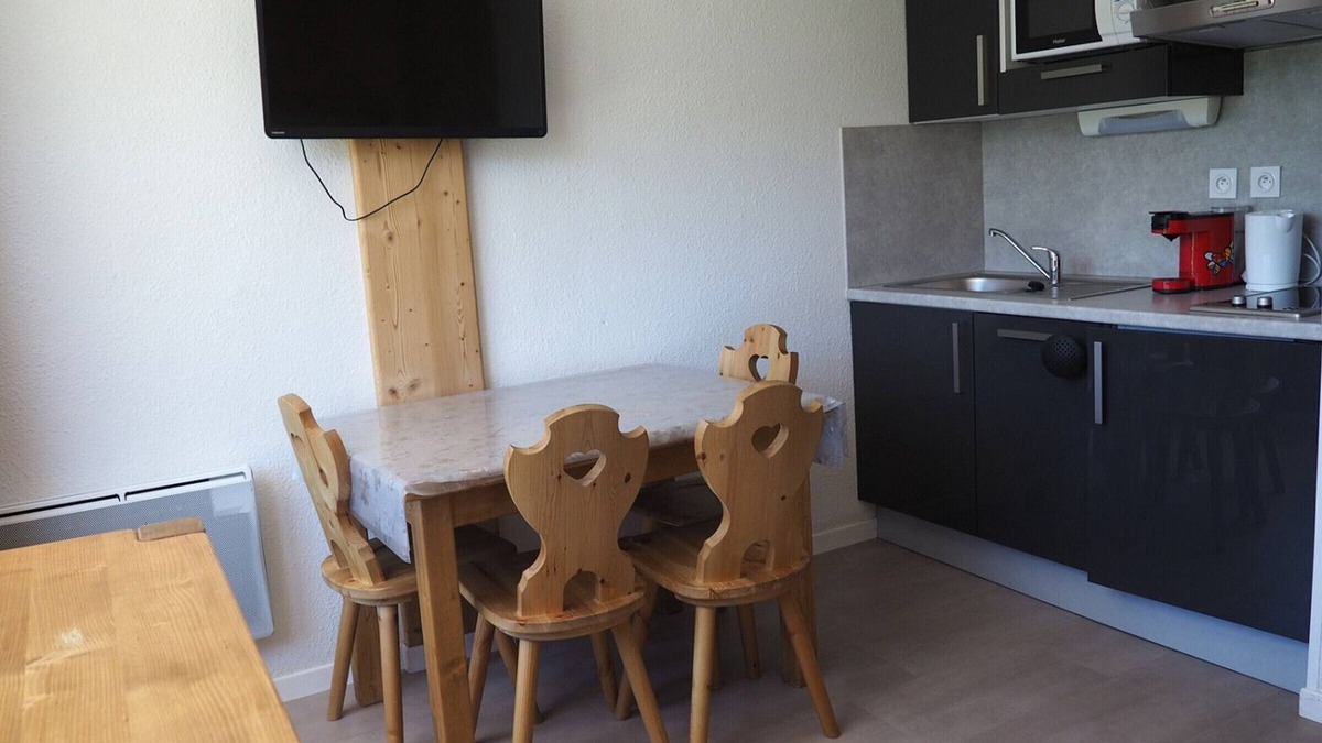 Reberty Apartment | Renovated Studio near Slopes with Balcony, Sleeps 3