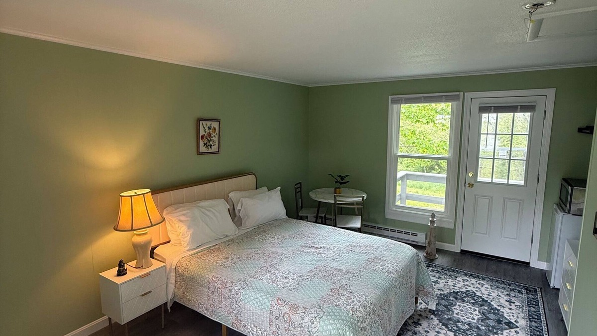 Boothbay Cabin | Renovated The Driftwood Cabin at White Anchor Inn