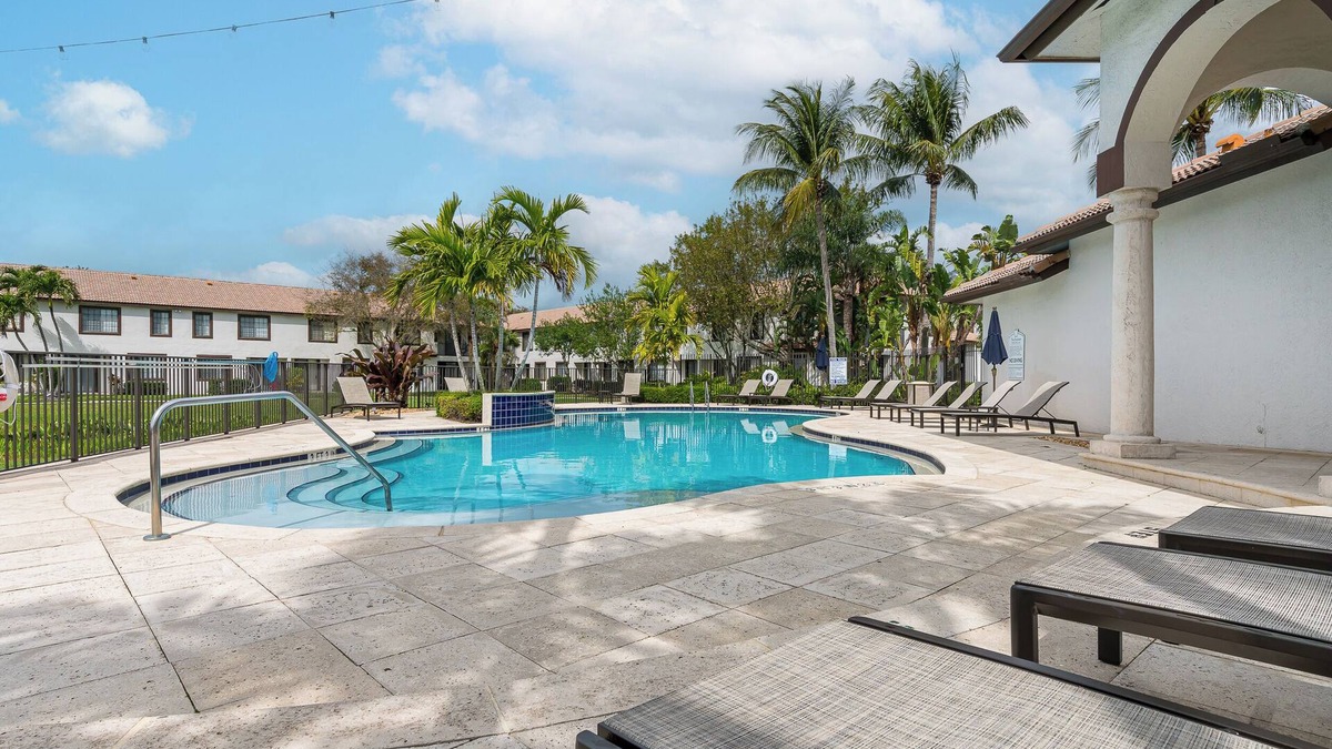 Delray Beach House | Renovated Townhome with King & Lakeview