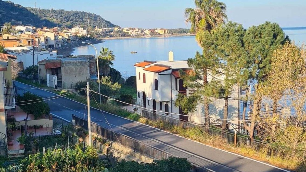 Caronia Apartment | Renovated two-bedroom apartment, parking space, by the sea.