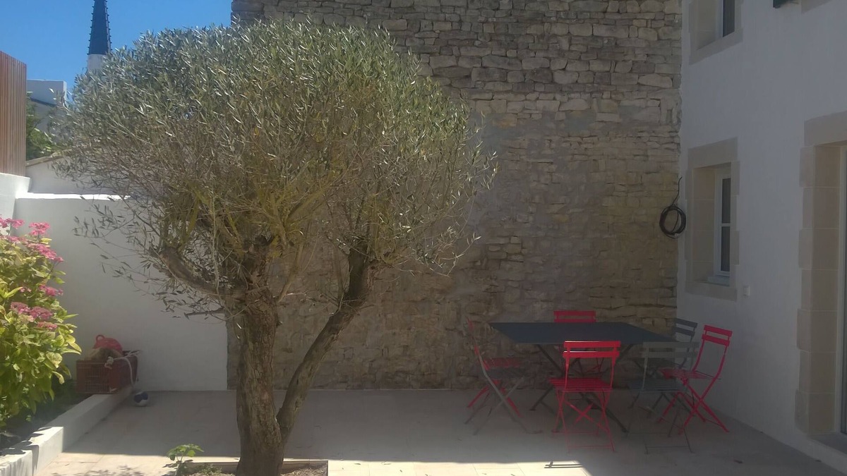 Ars-en-Re House | renovated village house with pretty courtyard 6/8
