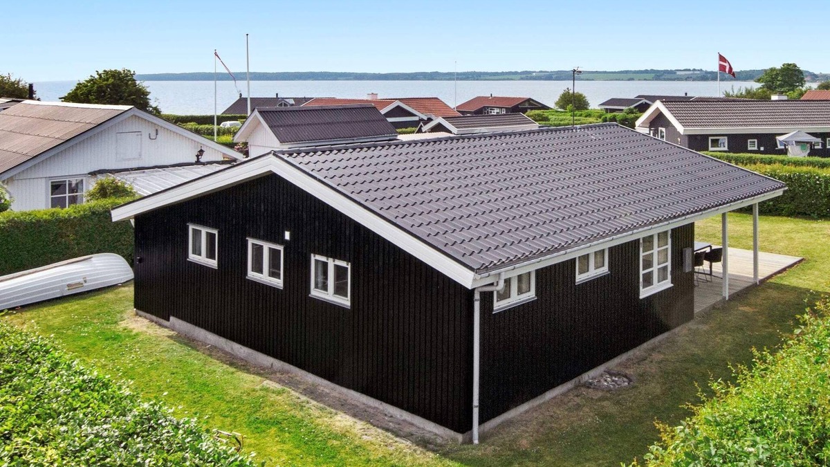 Horsens House | Renovated Waterfront Retreat-By Traum