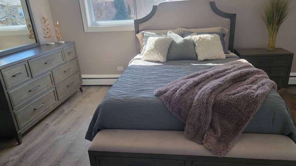 Orland Park Condo | Renovated, with updated appliances and fully furnished with brand new furniture
