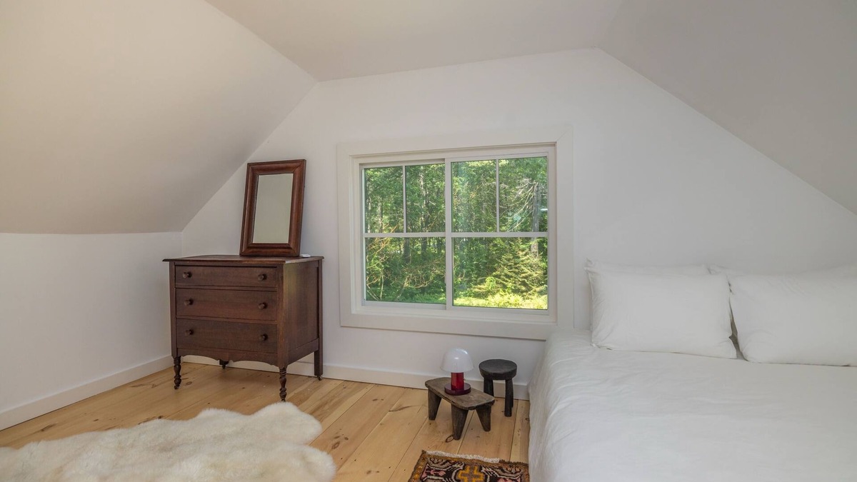 Belfast House | Renovated woodland home with lovely deck & firepit - minutes to Swan Lake