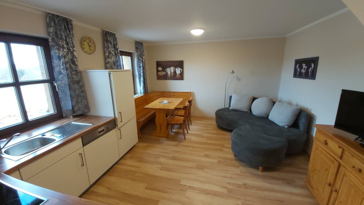 Neunburg vorm Wald Apartment | Renovierte, ebenerdige FeWo mit Gemeinschaftsterrasse