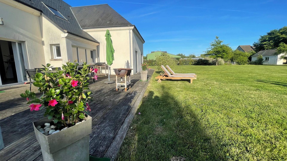 Yevres House | Rent large house