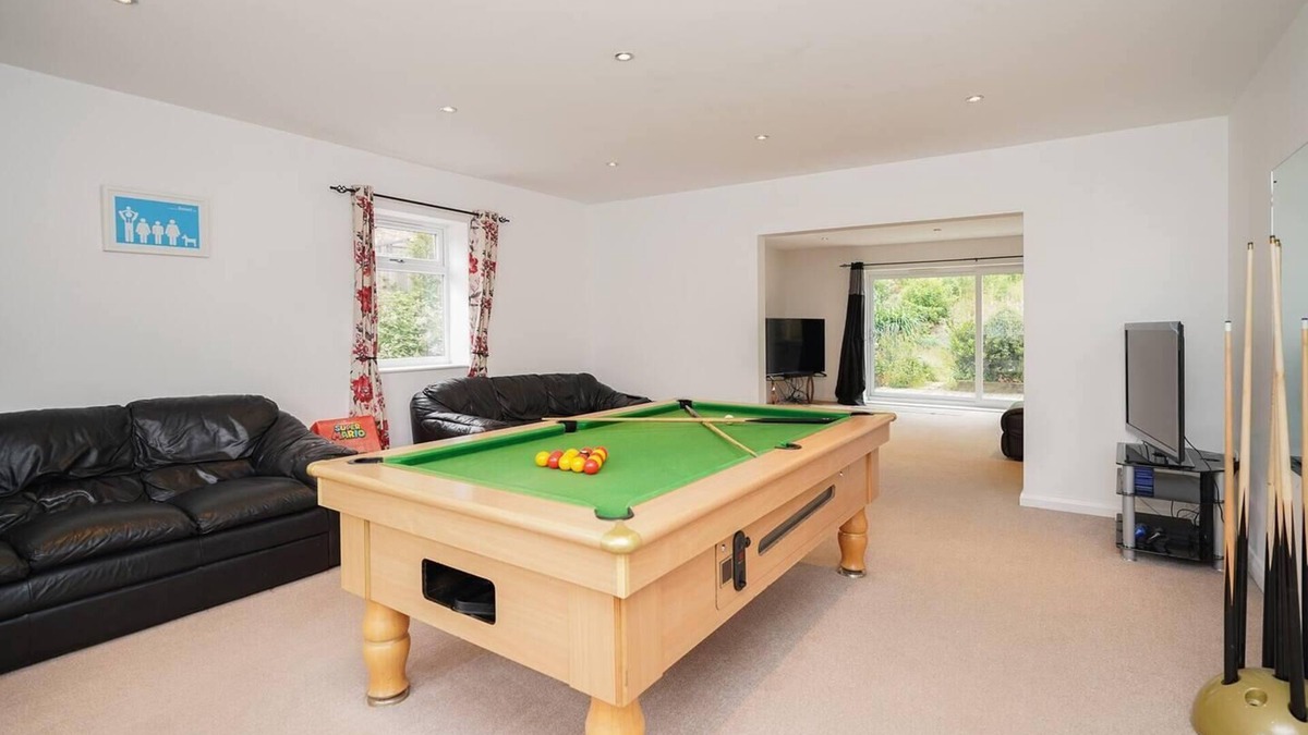 Chesterfield House | Rent My Spa Home with Pool table, Hottub and Sauna